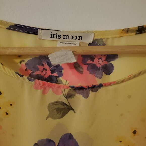 Sleeveless floral blouse, size medium/large - Picture 4 of 6